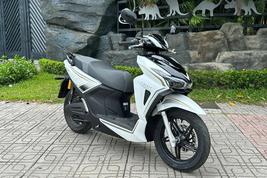 Honda SH Mode hay xe máy điện: Chọn xăng quen thuộc hay công nghệ xanh?