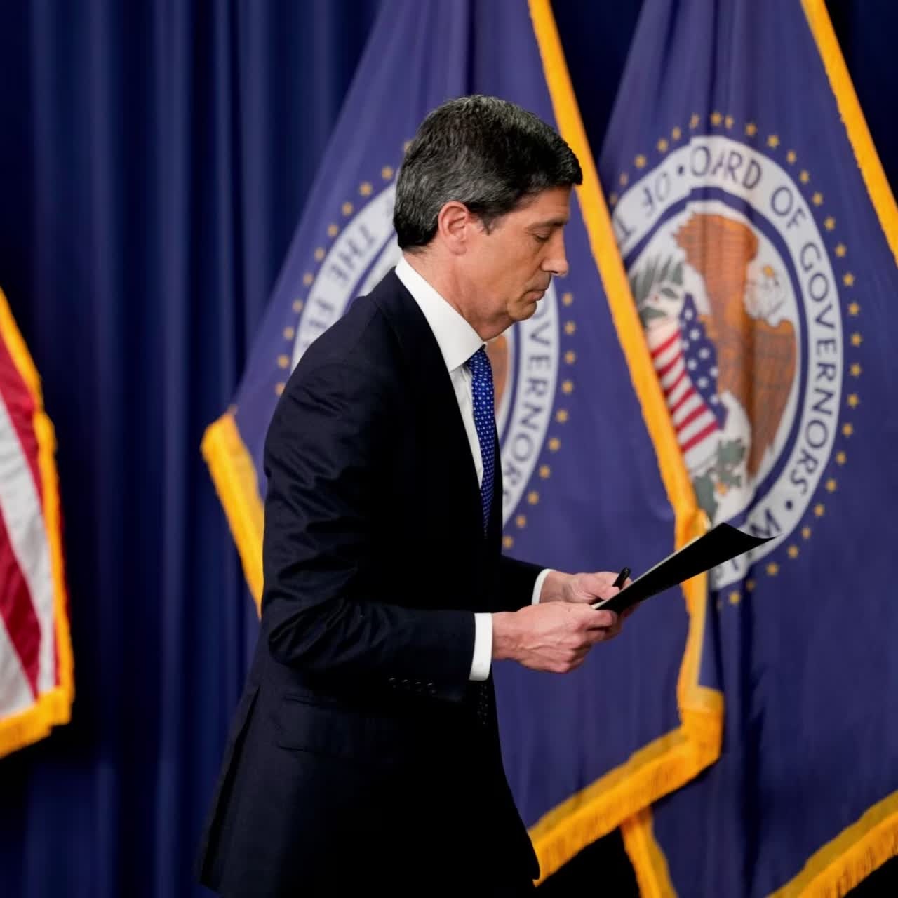 Trump tiếp tục ép lãi suất: Chủ tịch Warsh cân bằng độc lập và áp lực chính trị