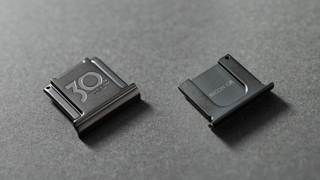 Ricoh GR IV 30th Anniversary Edition và Yashica Y16: Di sản trong kỷ nguyên retro số