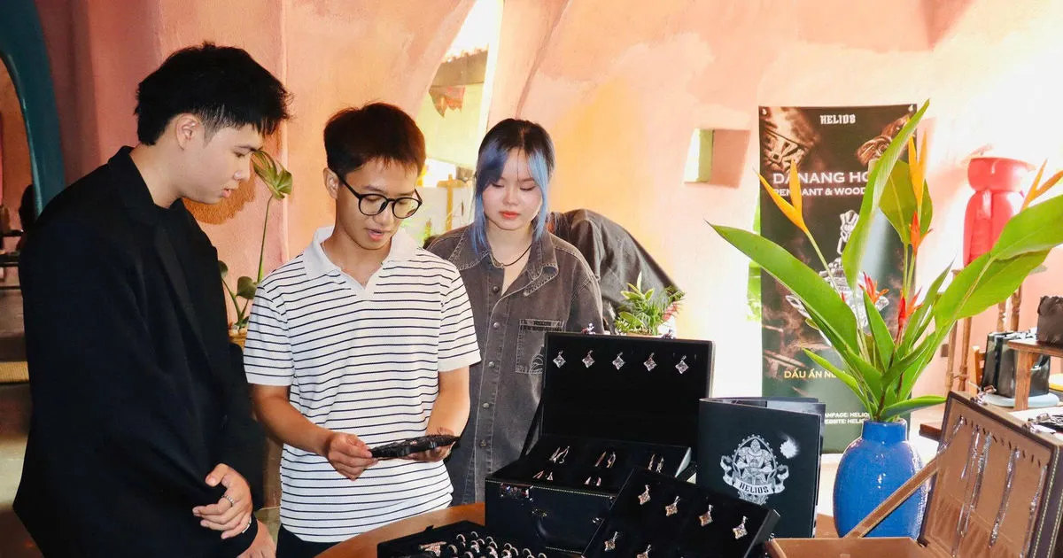 Khi thủ công gỗ truyền thống gặp thiết kế trang sức hiện đại