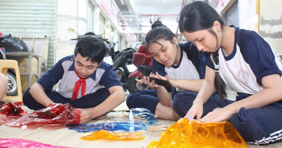 Làm lồng đèn và vẽ mặt nạ Trung thu cùng con tại nhà