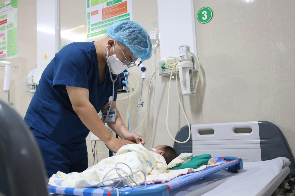 Bé sơ sinh uống nhầm axit: nhận diện, cấp cứu và phòng ngừa