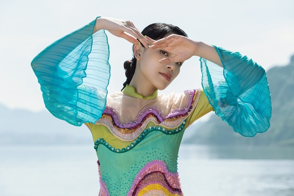 Khi tranh vẽ ‘sống’ trên lụa: cuộc đối thoại của thời trang và hội họa