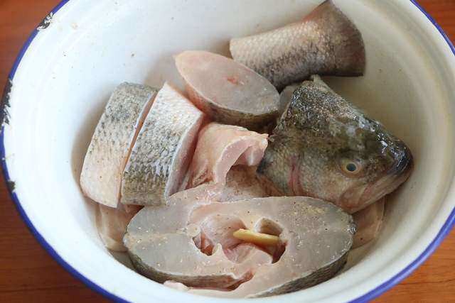 Cá kho ngon không tanh, xương mềm mà thịt vẫn chắc với bí quyết 3 lần nghỉ