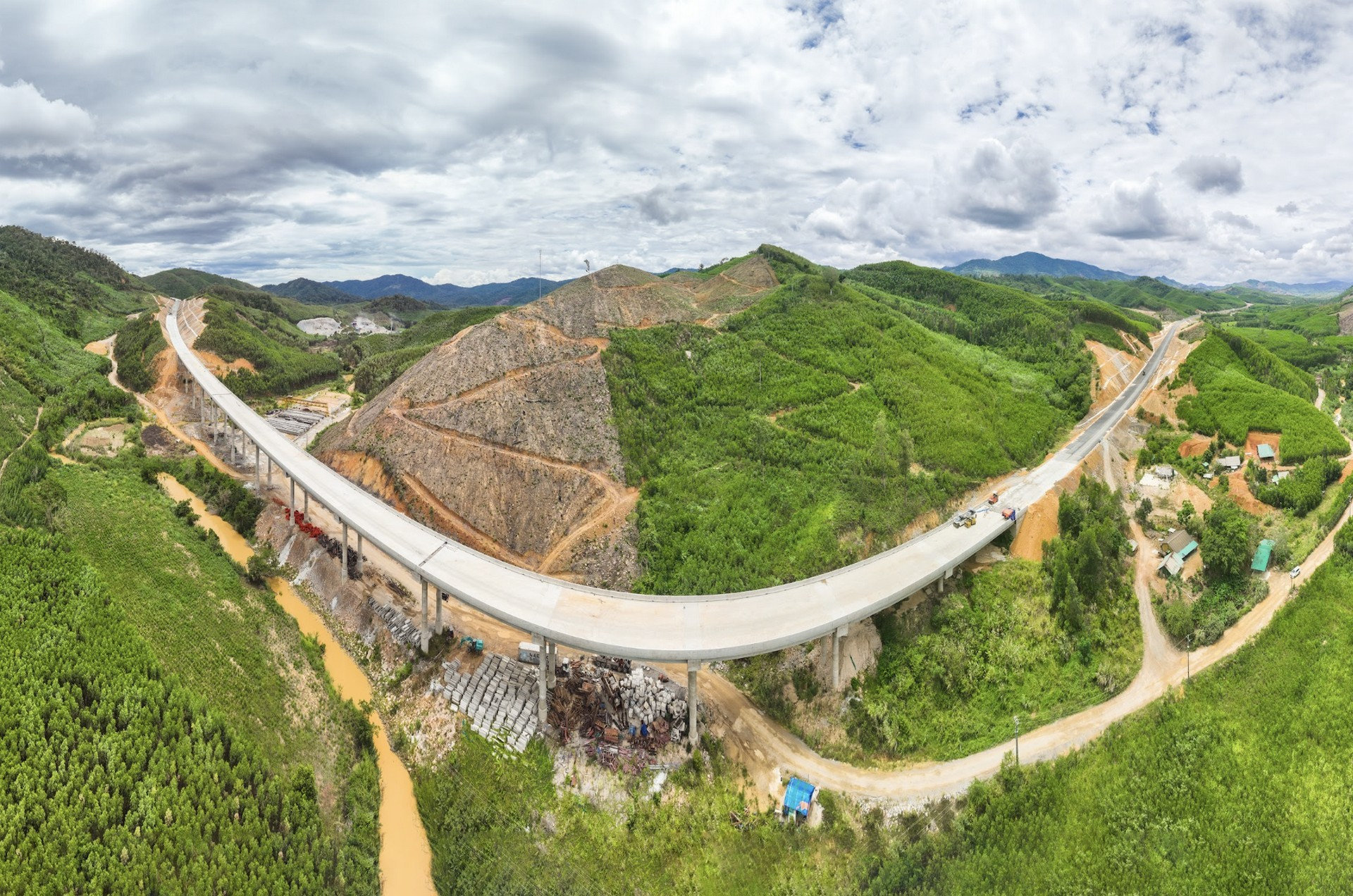 Đoạn cao tốc 11 km với 10 cầu và hầm đặc biệt: bài kiểm tra giới hạn kỹ thuật