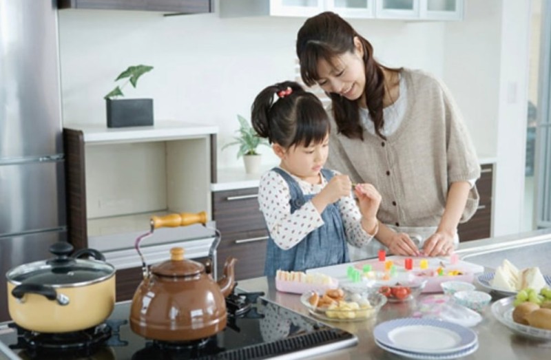 Khi trẻ buông điện thoại xuống: cha mẹ chuẩn bị gì để con không buồn chán?