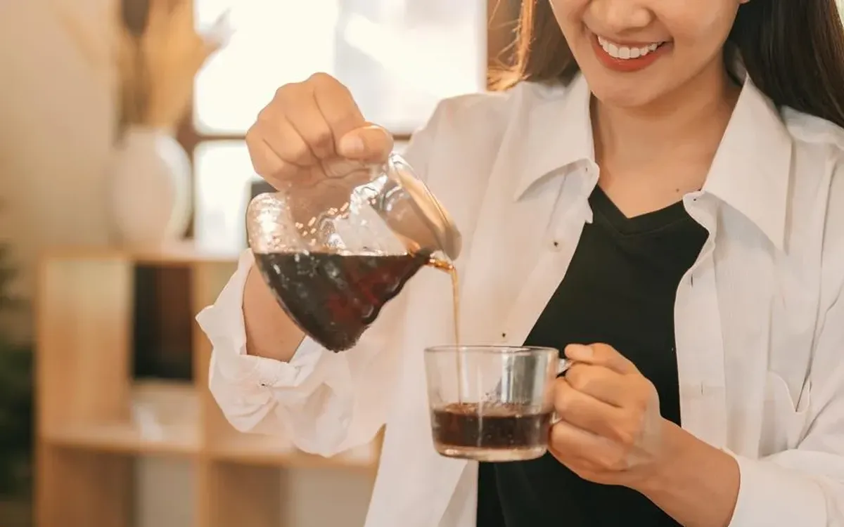 Uống trà thay nước lọc cả ngày: Thói quen hại thận âm thầm