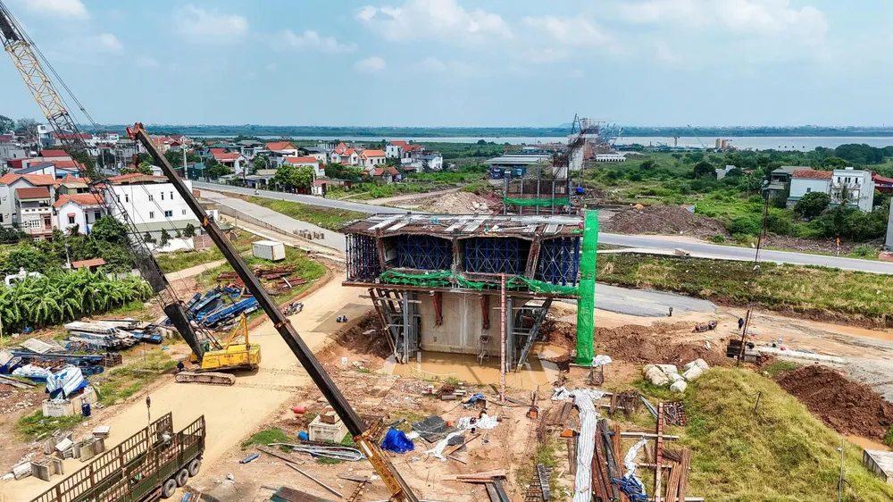 Cầu Hồng Hà Vành đai 4 tăng tốc: từ tiến độ trụ cầu đến thay đổi giao thông Hà Nội
