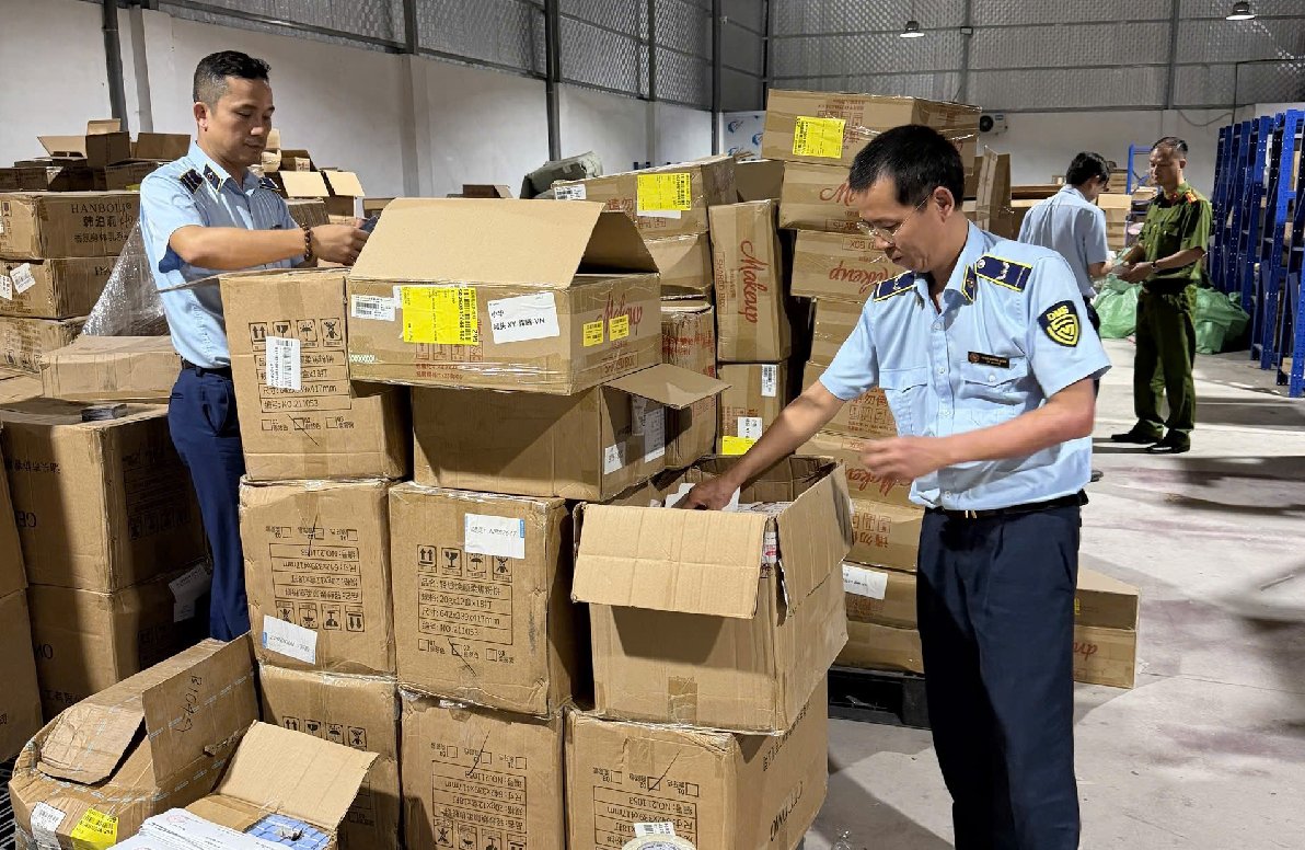 Triệt phá mỹ phẩm giả mạo trên mạng: Cú siết cần thiết để bảo vệ người dùng