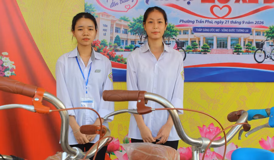 Tặng xe đạp, vở và bảo hiểm: cộng đồng tiếp sức học sinh khó khăn