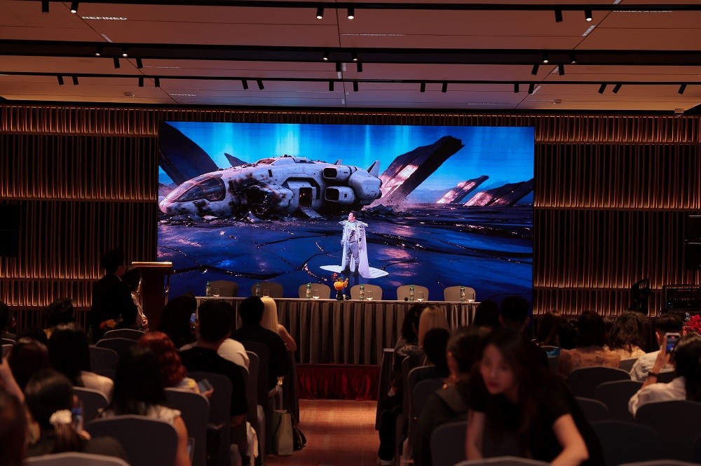 Tùng Dương ‘bay cao’ với liveshow sân vận động Mỹ Đình