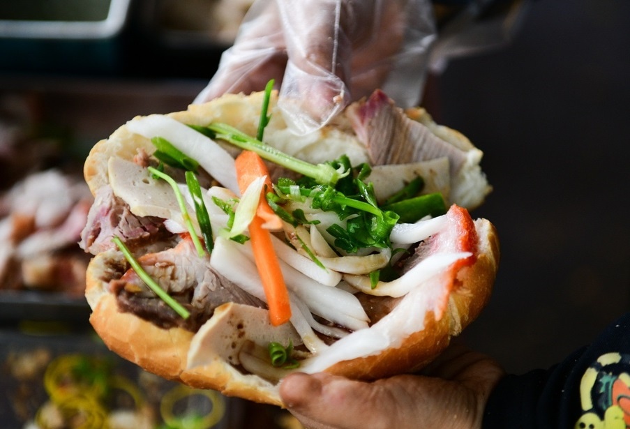 Bánh mì liên tiếp gây ngộ độc: khoảng tối an toàn thực phẩm vỉa hè