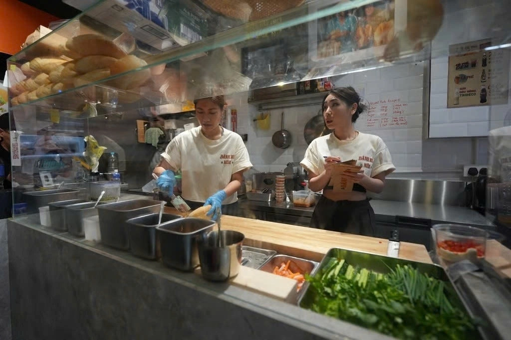 Bánh mì liên tiếp gây ngộ độc: khoảng tối an toàn thực phẩm vỉa hè
