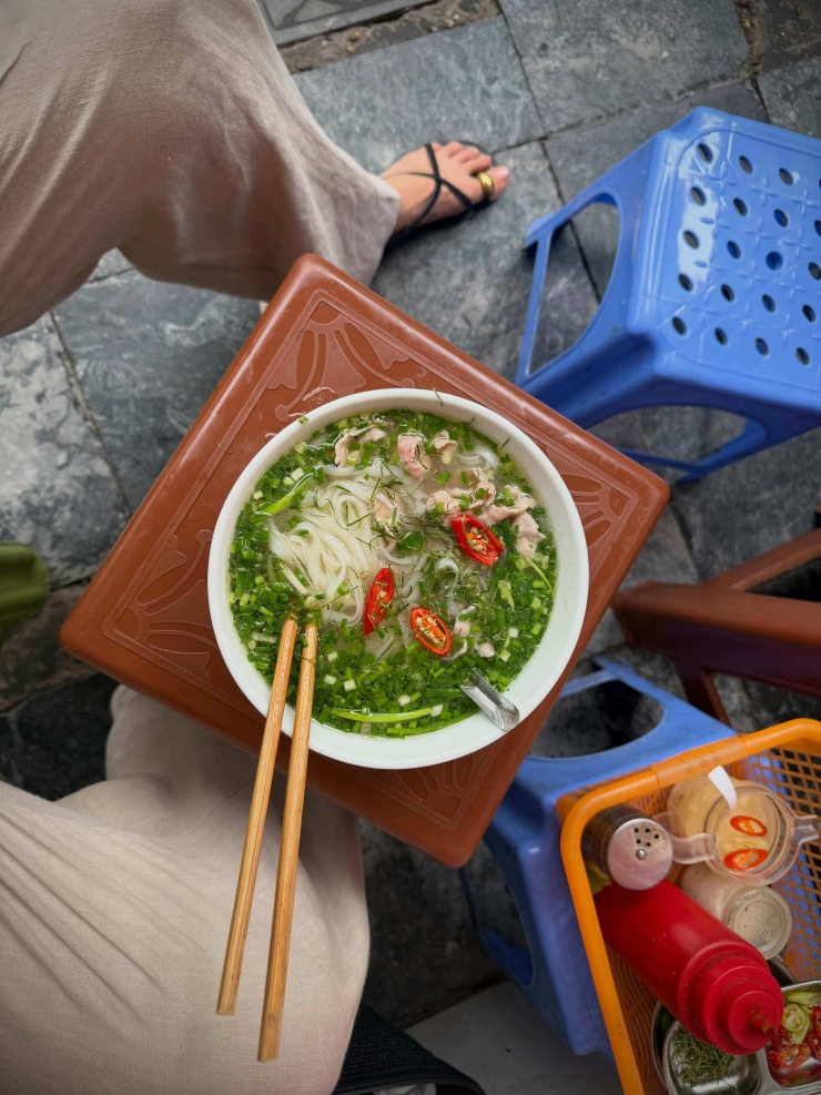 Hoa hậu Thế giới bị chinh phục bởi phở vỉa hè và bánh cuốn Hà Nội