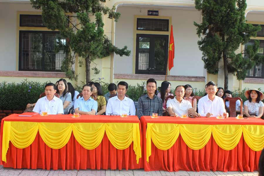 Tặng xe đạp, vở và bảo hiểm: cộng đồng tiếp sức học sinh khó khăn