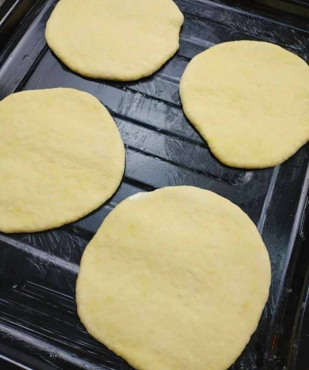 Roti Arab & Ikan Cencaru Sumbat: 6 Bahan Untuk Makan Malam Istimewa