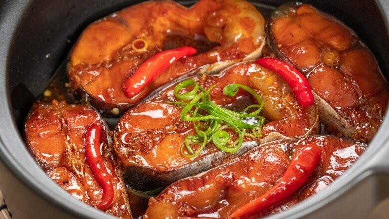 Cá kho ngon không tanh, xương mềm mà thịt vẫn chắc với bí quyết 3 lần nghỉ