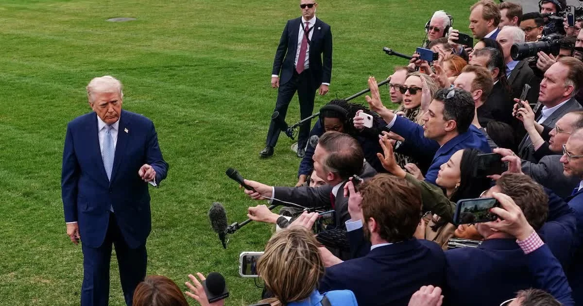 Trump cấm 3 hãng tin lớn vào Nhà Trắng: cú va chạm trực diện với quyền tự do báo chí Mỹ