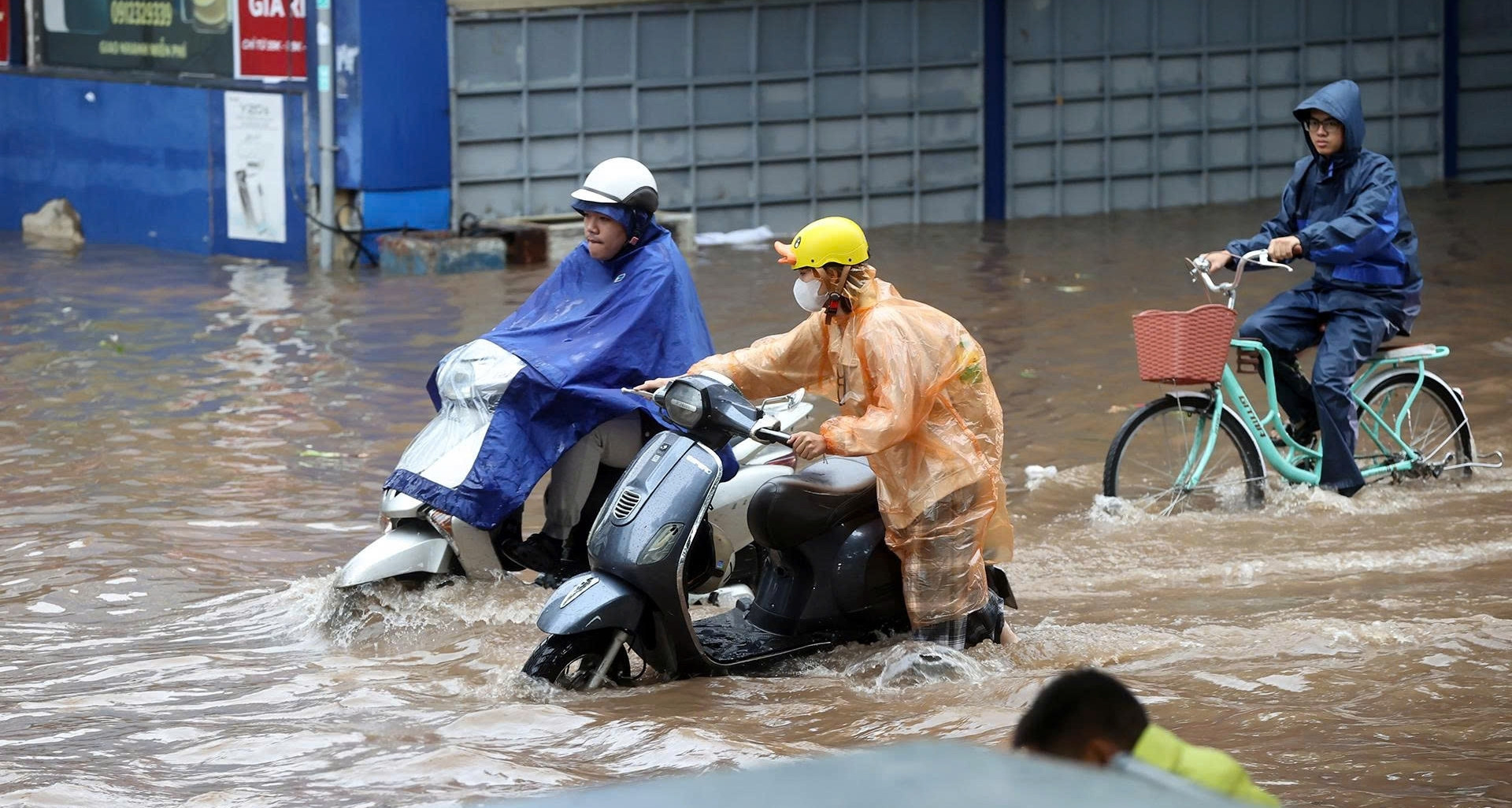 Nhà trường linh hoạt dạy học khi mưa lũ: từ chỉ đạo đến thực tế