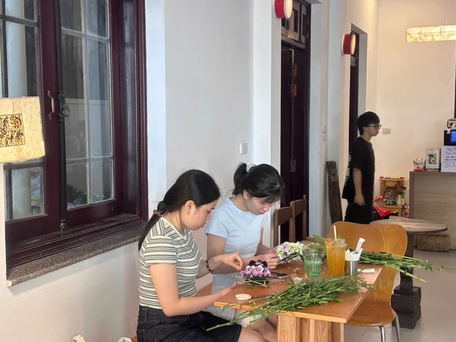 Workshop làm lồng đèn Trung thu hoa tươi: truyền thống trong chiếc ly cà phê