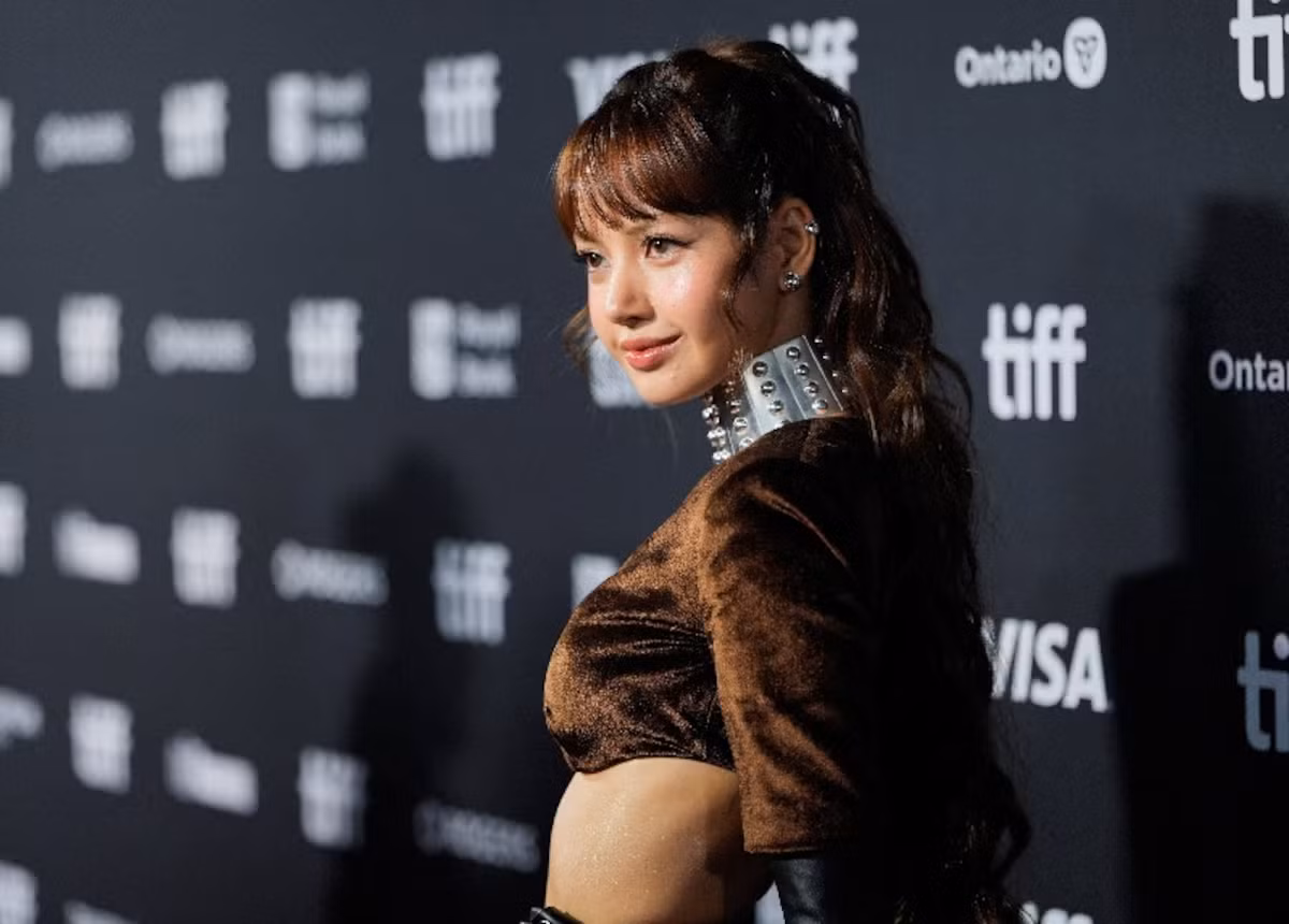 Always Lalisa: Cuốn nhật ký trần trụi về Lisa và thế giới K-pop