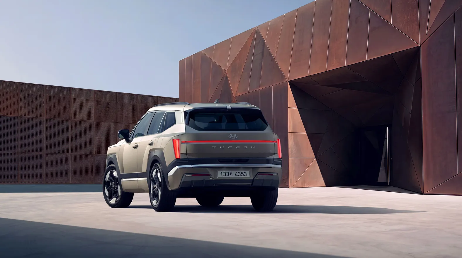 Hyundai Tucson thế hệ 5: bớt đen, thêm xám bạc và chất off-road mới