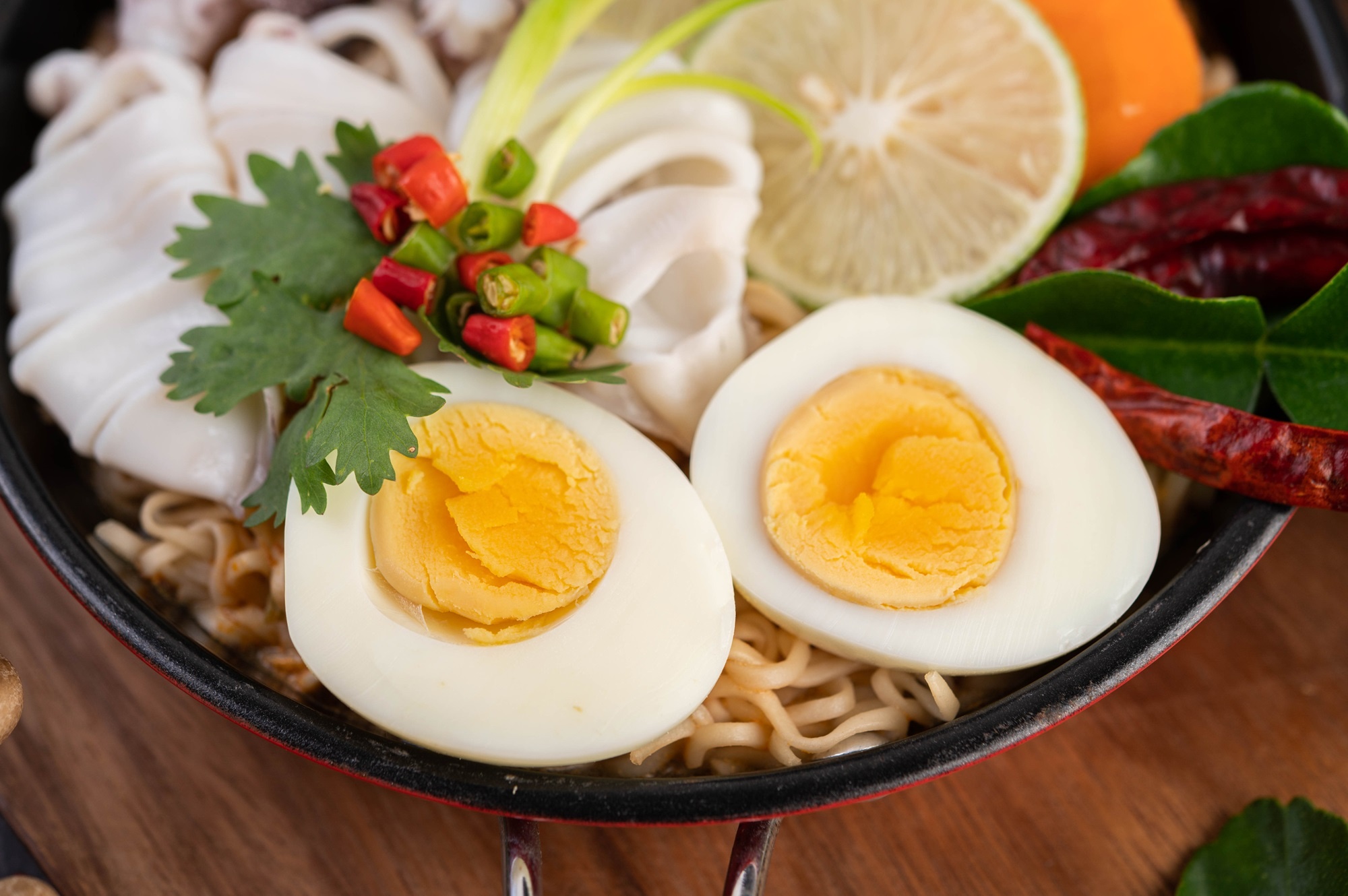 Cách chọn trứng gà tươi ngon: Vỏ trắng hay vỏ đỏ?