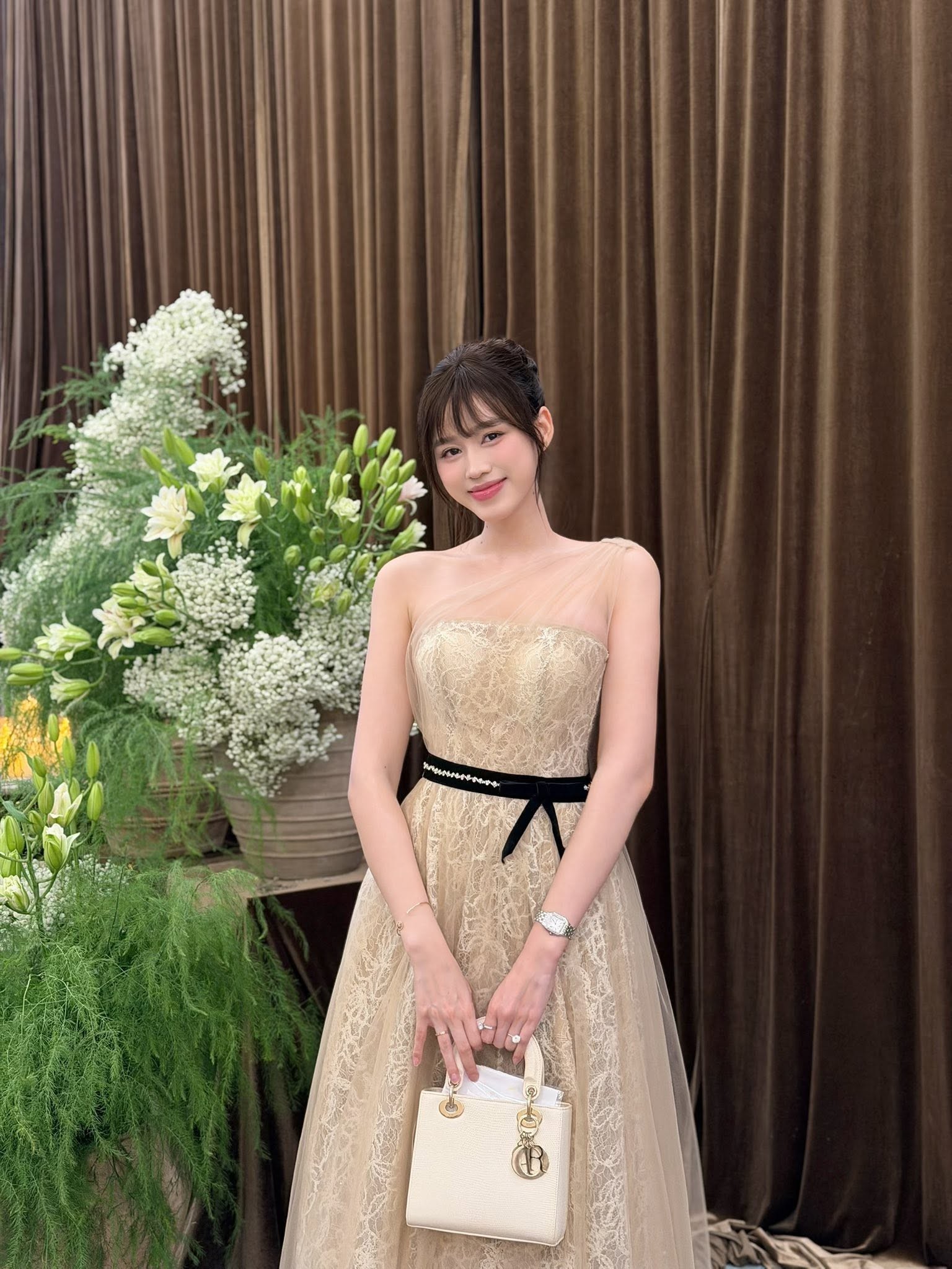 Phong Cách Nữ Tính Thanh Lịch Từ Outfit Du Lịch Của Đỗ Hà