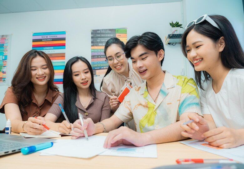 Phân tích dữ liệu: Ngành học thiếu người, lương cao tại Việt Nam