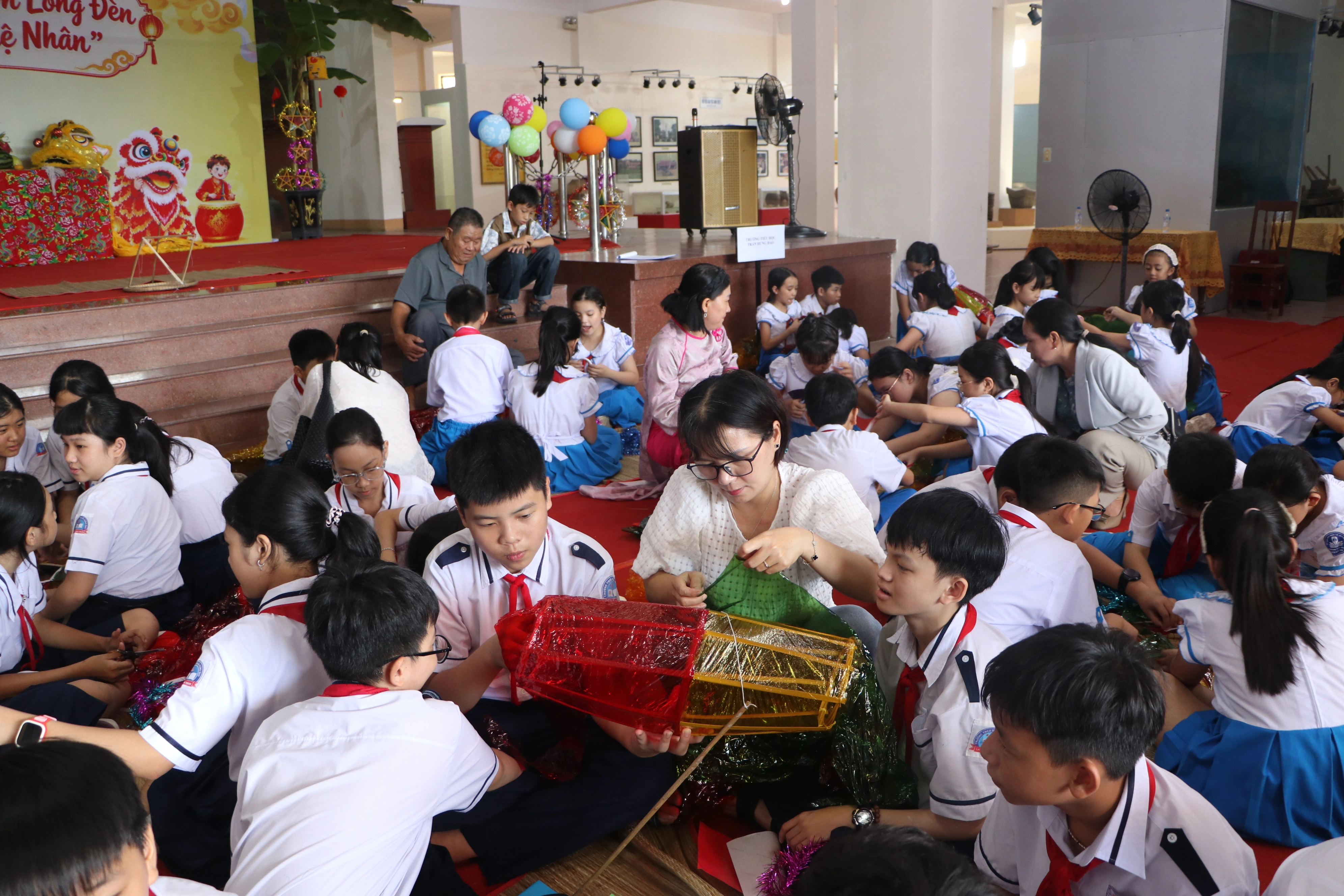 Hoạt động Trung thu tại nhà: Kết nối cha mẹ – con qua lồng đèn và đồ chơi truyền thống