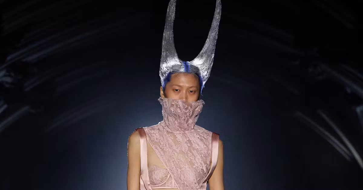 McQueen và Burberry tái định nghĩa di sản thời trang tại London