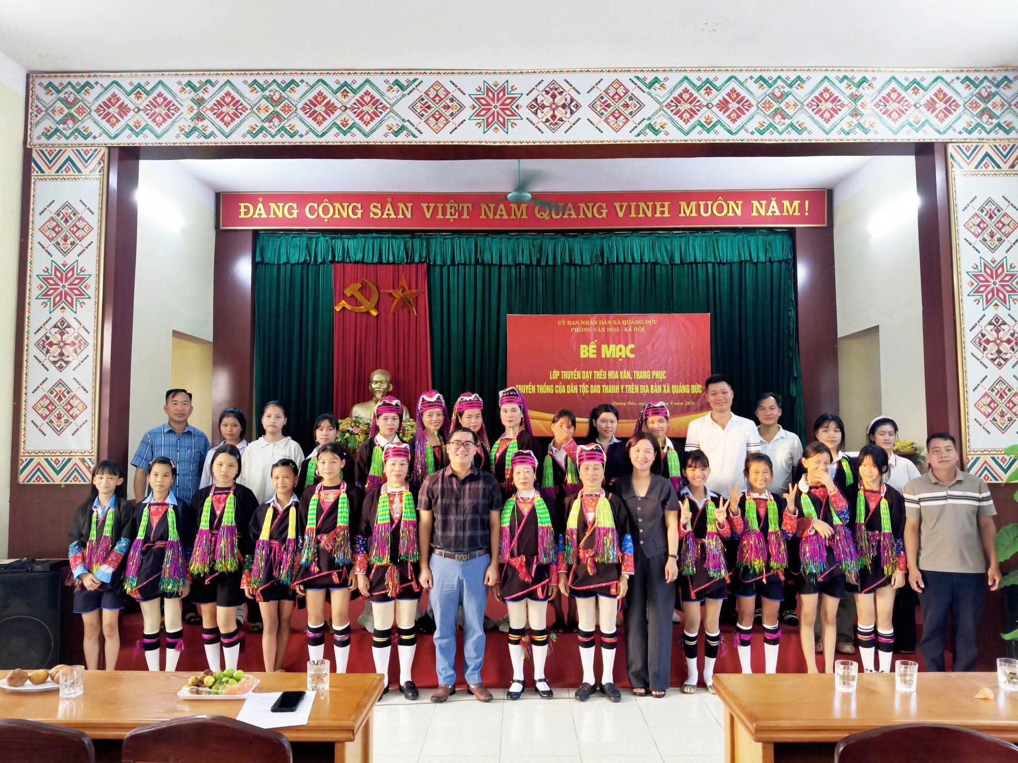 Phụ nữ Dao Thanh Y, Chăm giữ nghề thủ công trong không gian cộng đồng