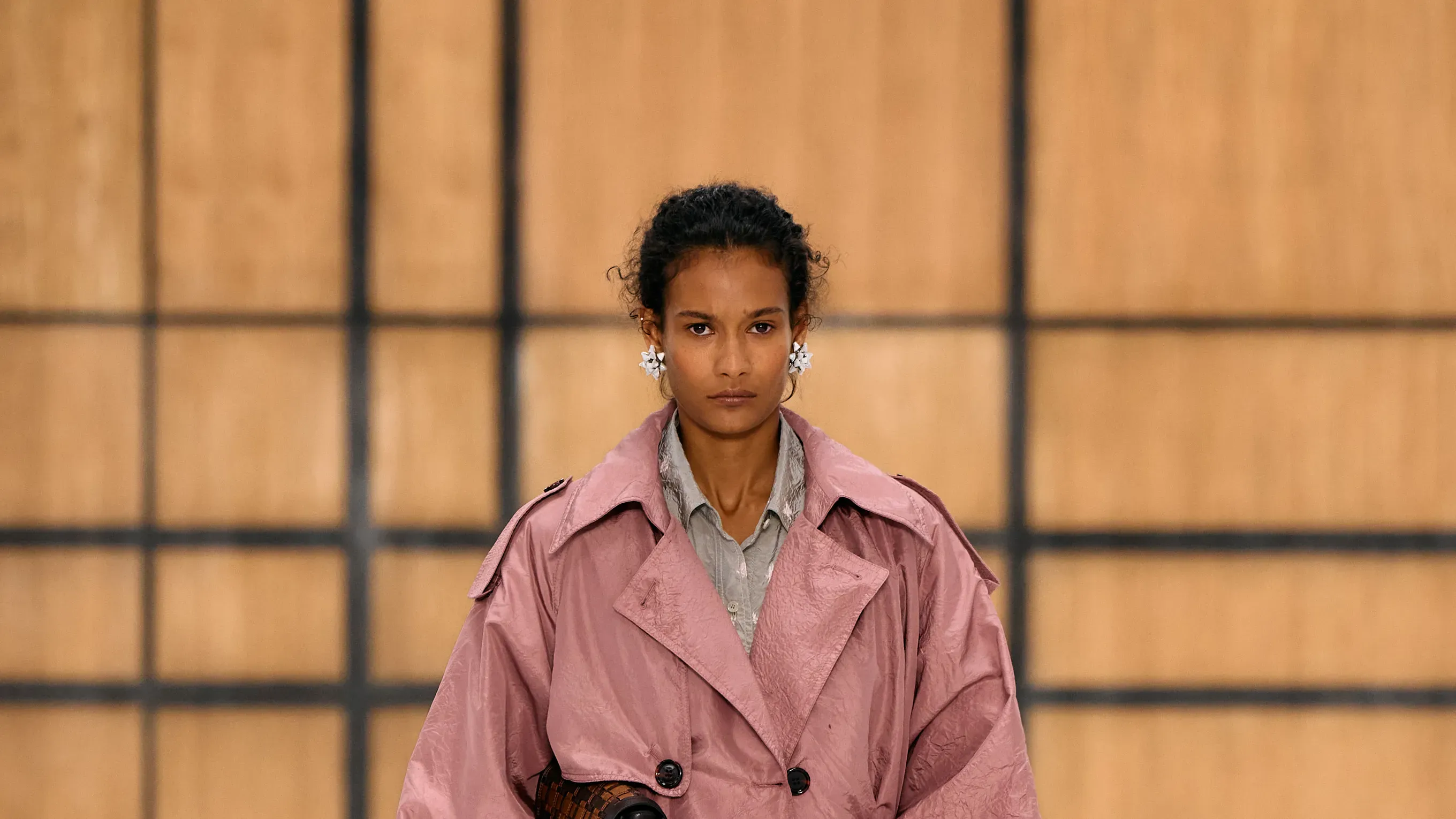 Burberry, Aaron Esh và Oscar Ouyang định hình Xuân: Ready-to-Wear nổi bật từ sàn diễn quốc tế