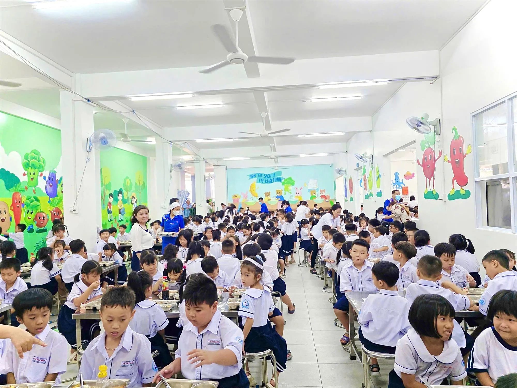 Từ QR Code đến bàn ăn: Phụ huynh bước vào kỷ nguyên giám sát bữa ăn học đường