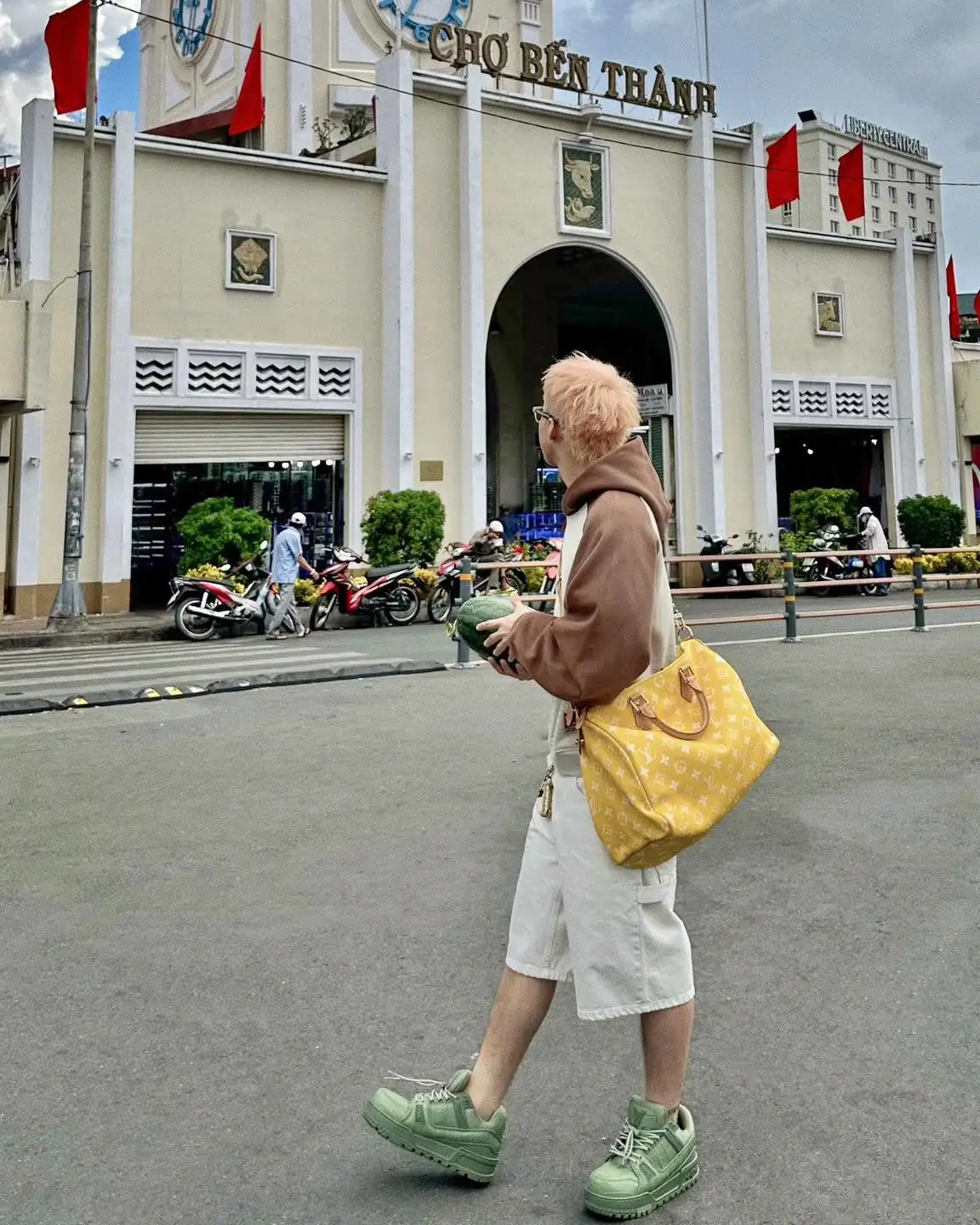 Túi xách cỡ lớn trở lại và chiếm lĩnh phong cách sao