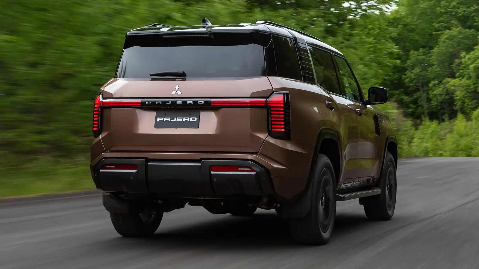 Pajero bỏ bánh dự phòng treo sau: đánh đổi gì để thực dụng hơn?
