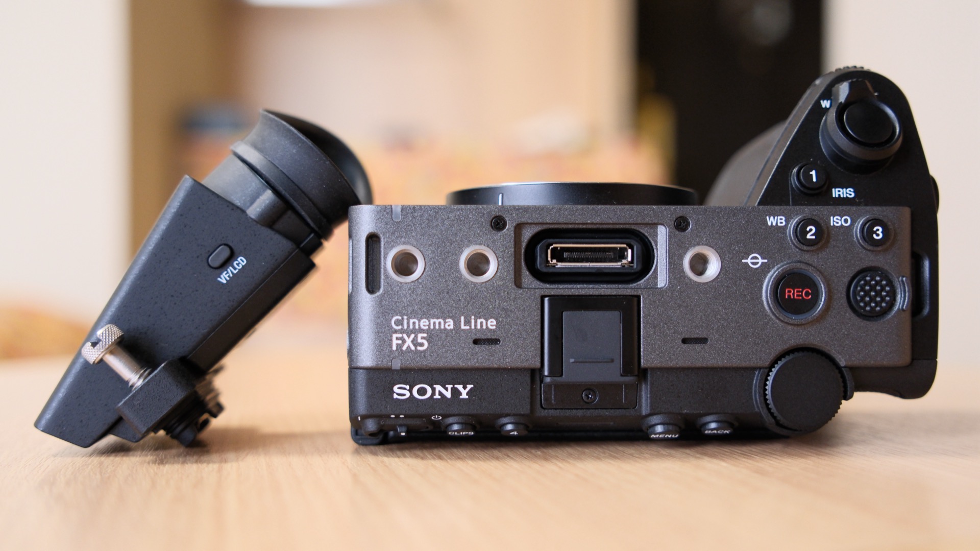 Sony FX5 hoãn giao lần thứ hai: tín hiệu xấu cho máy quay chuyên nghiệp?