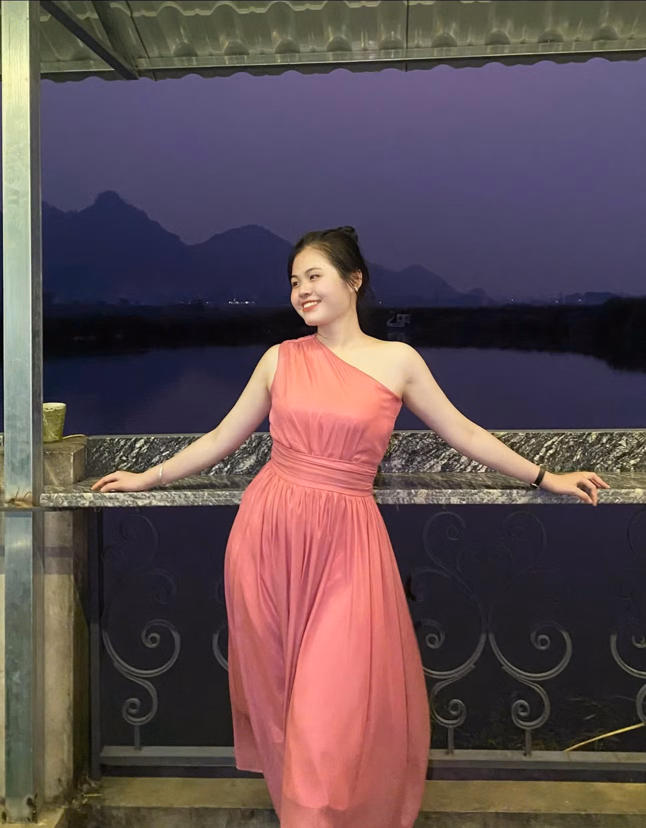 Từ Nhạc viện đến giảng đường: bản lĩnh nữ ca sĩ trẻ