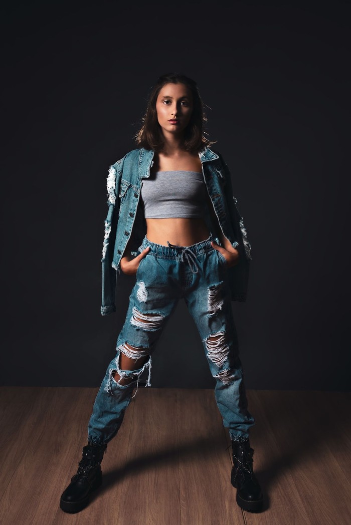 Mom Jeans Và Phối Đồ Denim Retro Theo Cách Hiện Đại