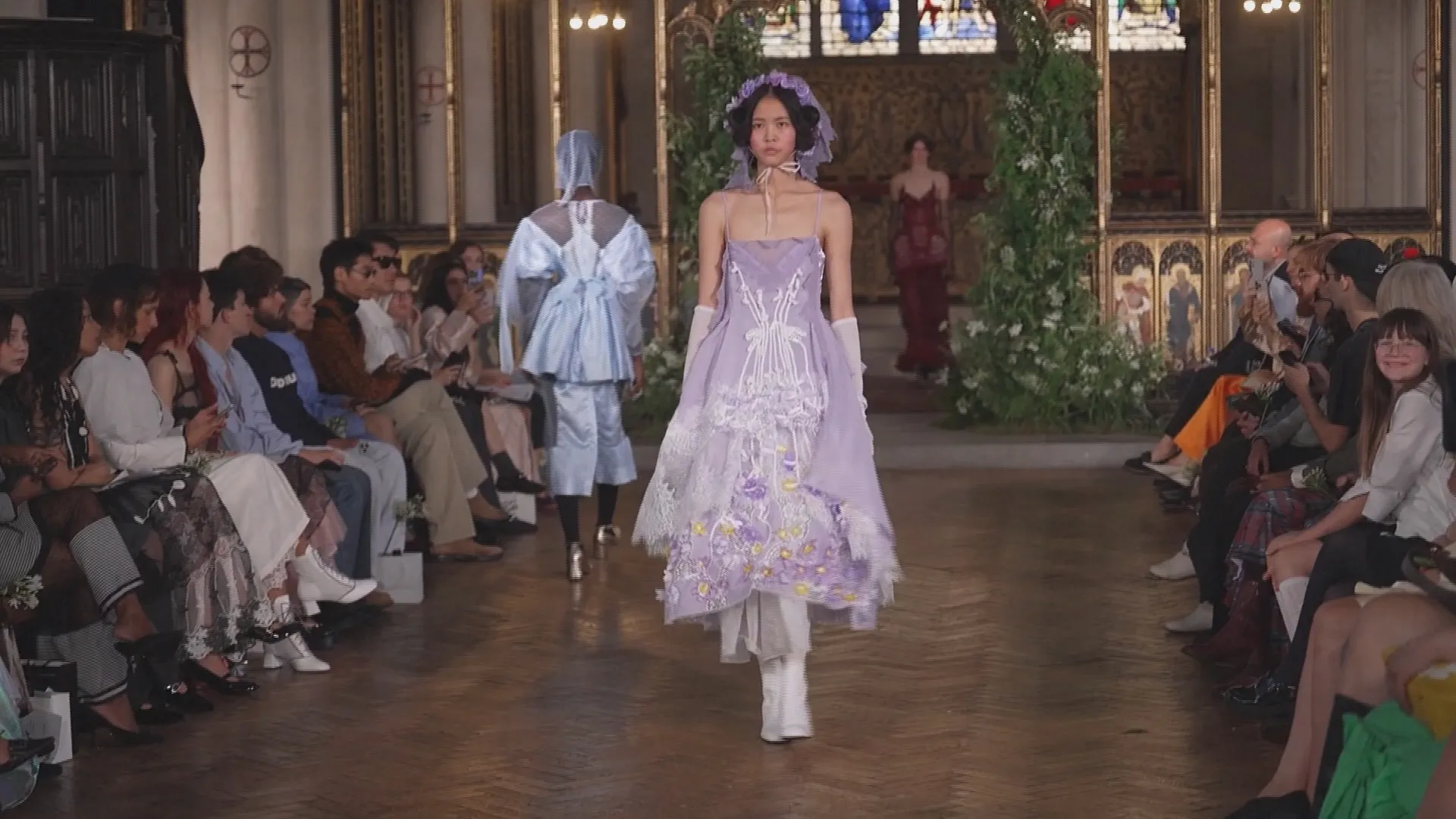 London Fashion Week: di sản Anh quốc, đường phố và công nghệ 3D