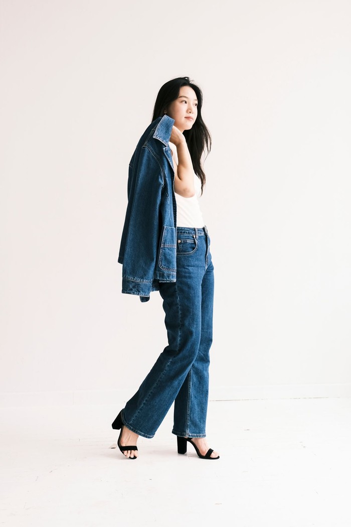 Mom Jeans Và Phối Đồ Denim Retro Theo Cách Hiện Đại