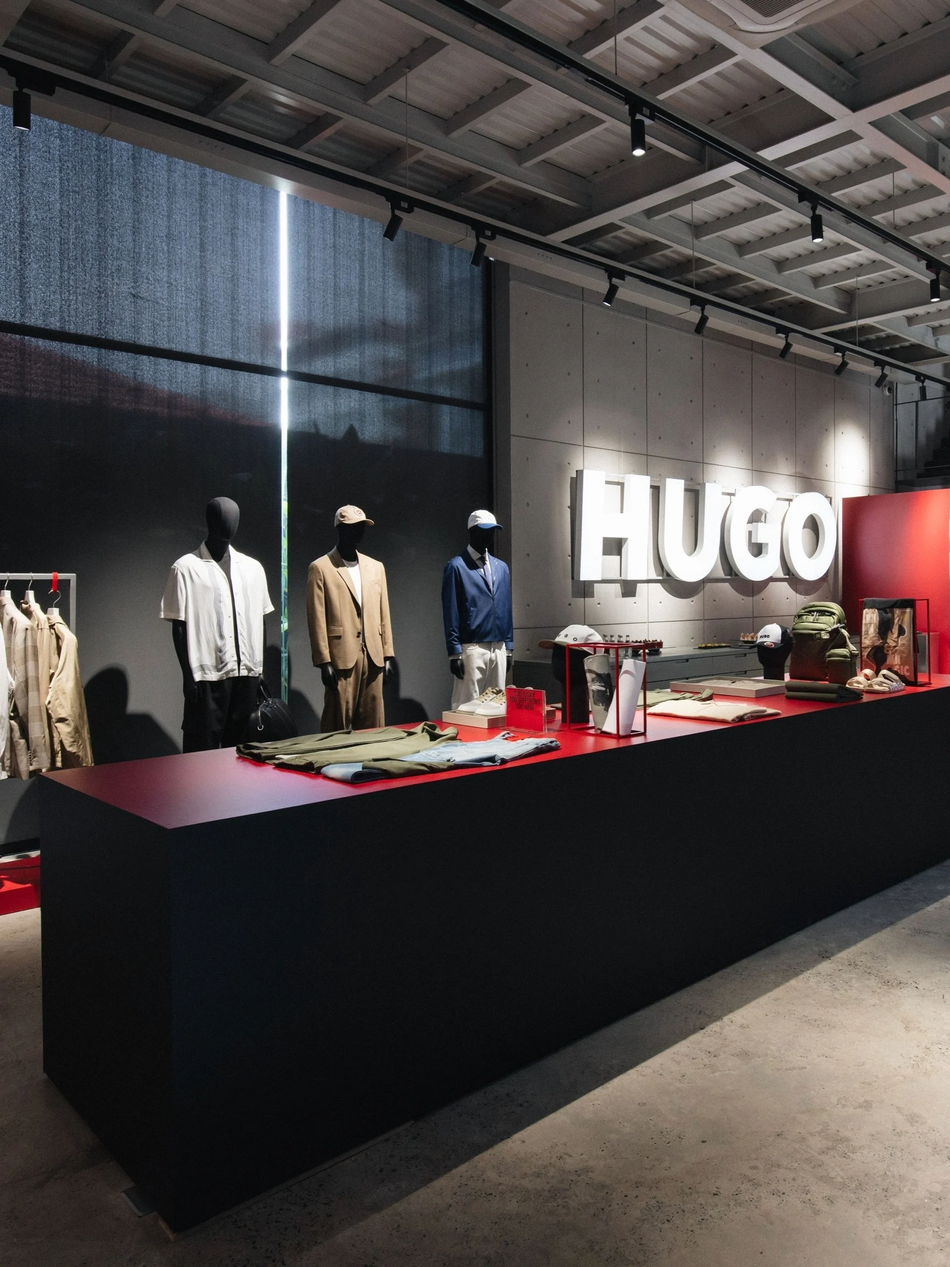 Hugo Thu-Đông: Sắc đỏ như lời hiệu triệu cho thế hệ trẻ táo bạo