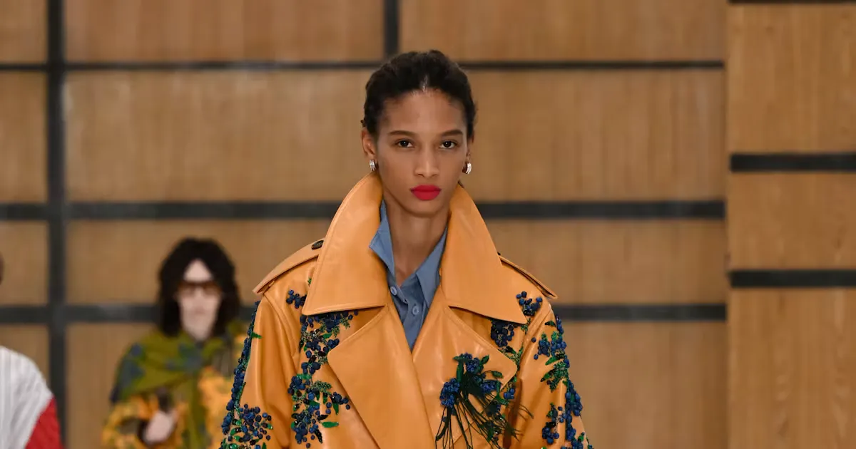Burberry Xuân Hè: Daniel Lee tái định nghĩa họa tiết check