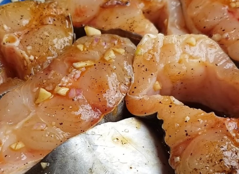 Cá kho vẫn tanh dù đã ướp gia vị: Bạn sai từ những bước đầu
