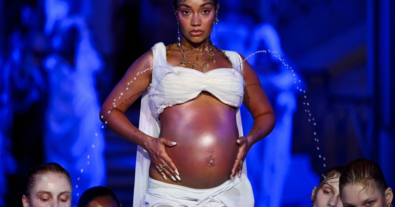 Những màn trình diễn gây tranh cãi ở London Fashion Week: Khi sự táo bạo chạm trần phản cảm