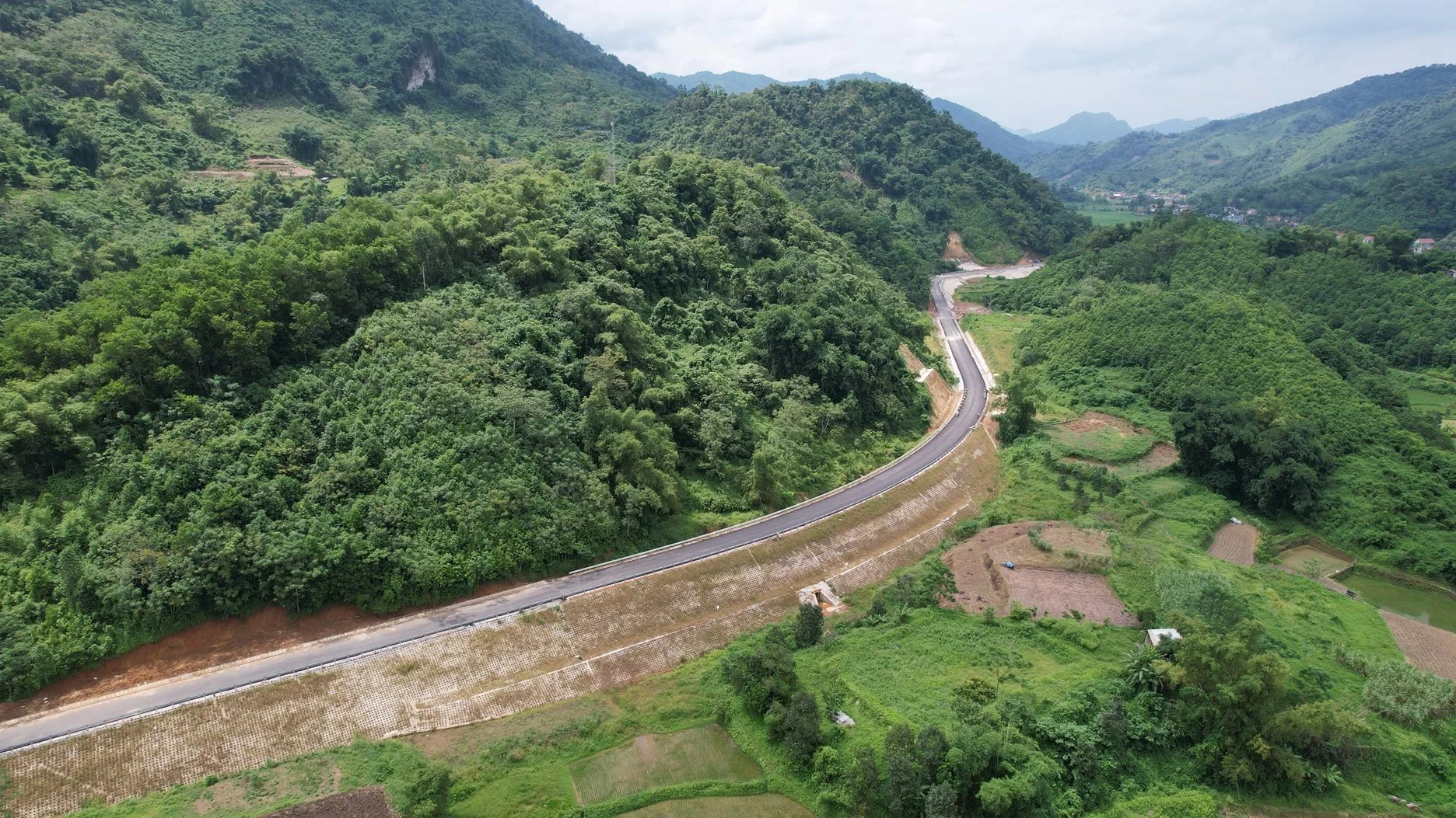 Cao tốc 15.000 tỷ với cầu dây văng lớn nhất nước: cuộc đua chống lũ