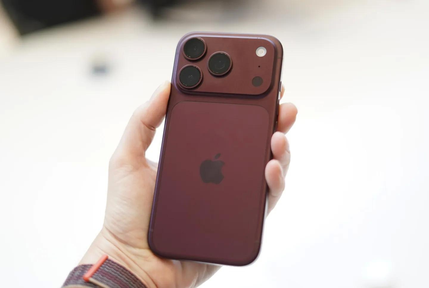 iPhone 18 Pro Max Pin Vượt 20Wh: Phần Mềm Lên Ngôi Khi Vận Chuyển