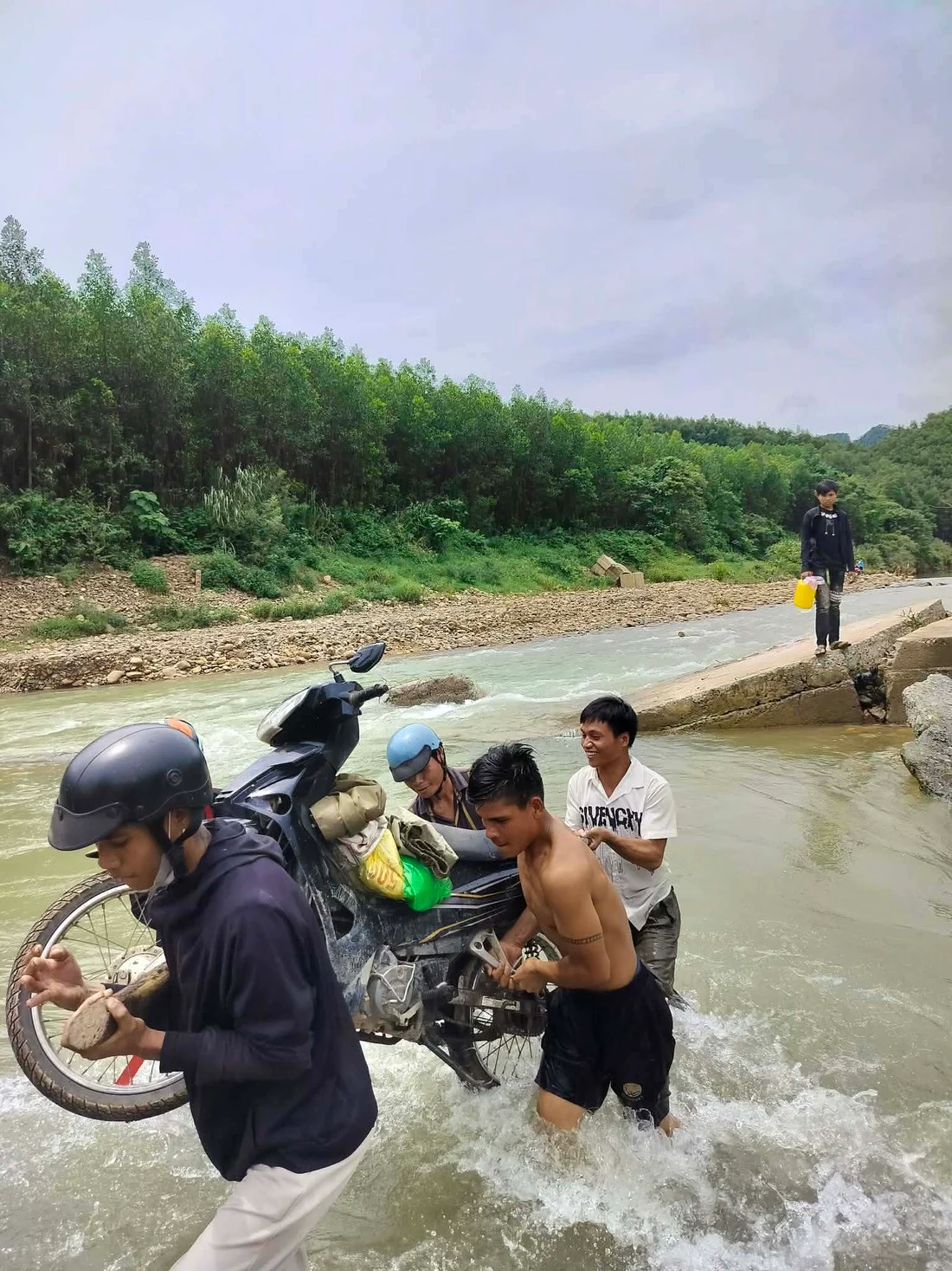 Giáo viên vùng sâu băng rừng lội suối gieo chữ ở Cát Trỉa