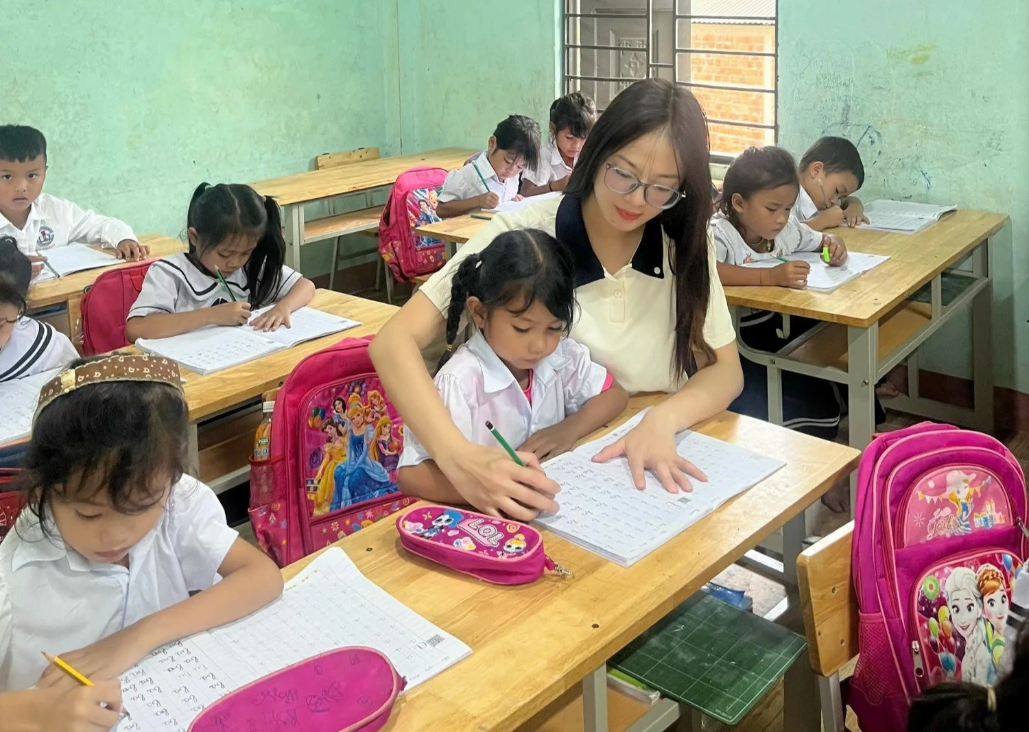 Giáo viên vùng sâu băng rừng lội suối gieo chữ ở Cát Trỉa