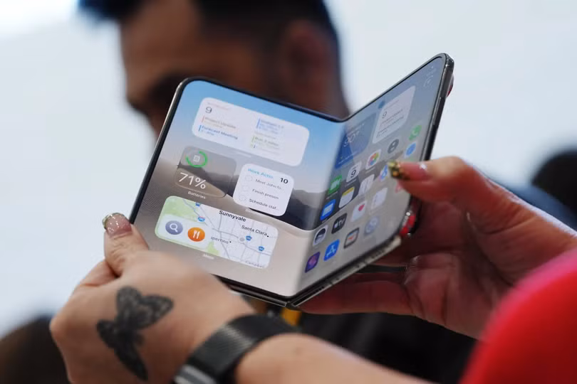Màn hình gập có thực sự bền bỉ? Nhìn từ Apple, Samsung và nỗi lo của người mua